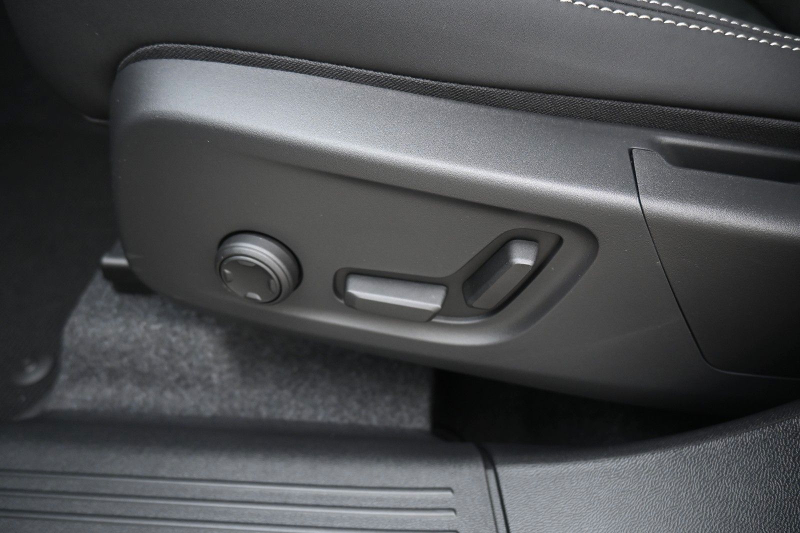 Fahrzeugabbildung Volvo XC40 B3 DKG Plus Black Edition*PANO*360°*ACC