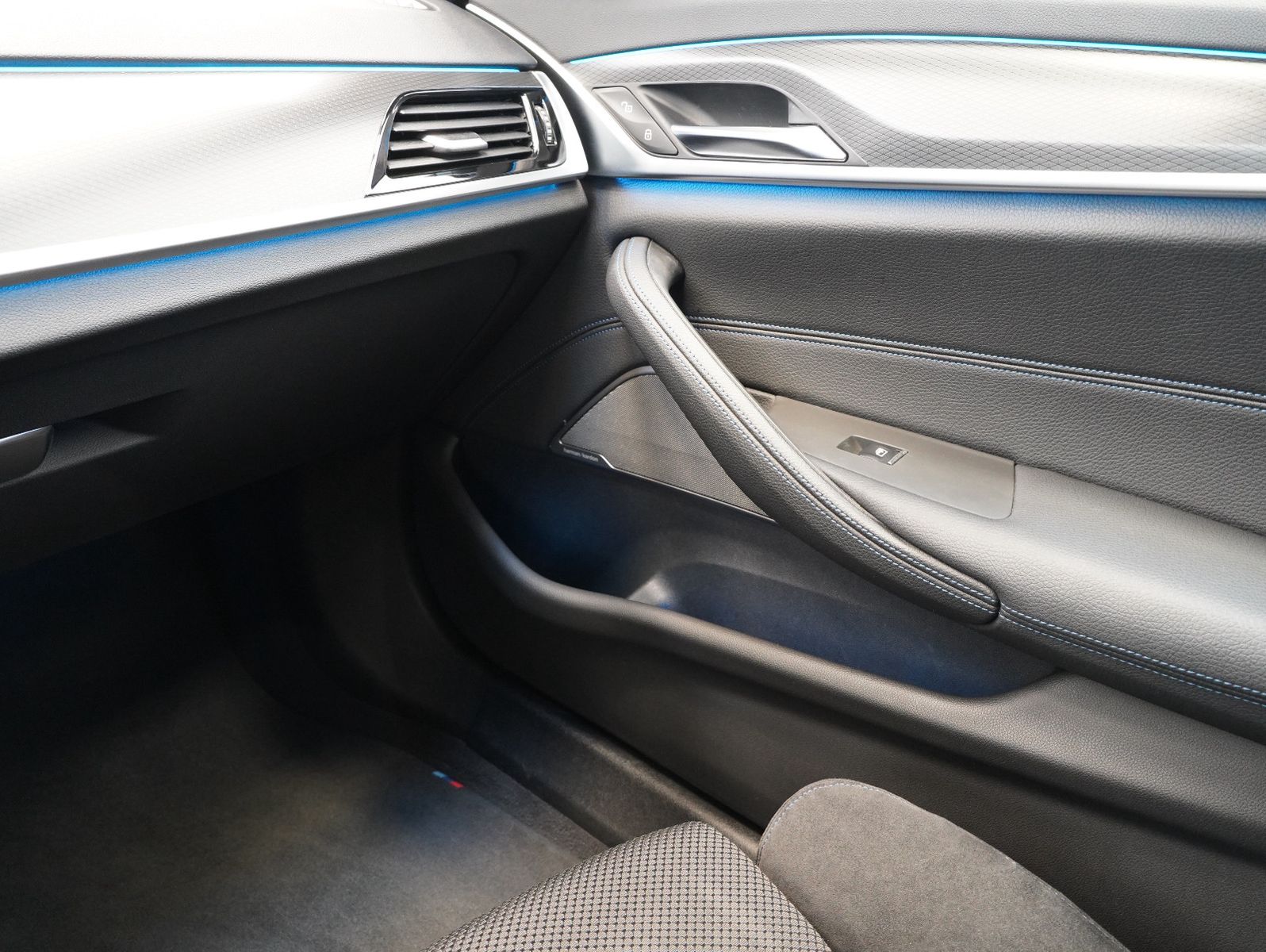 Fahrzeugabbildung BMW 530 e xDrive Touring M Sport SHADOW/HEADUP/AHK