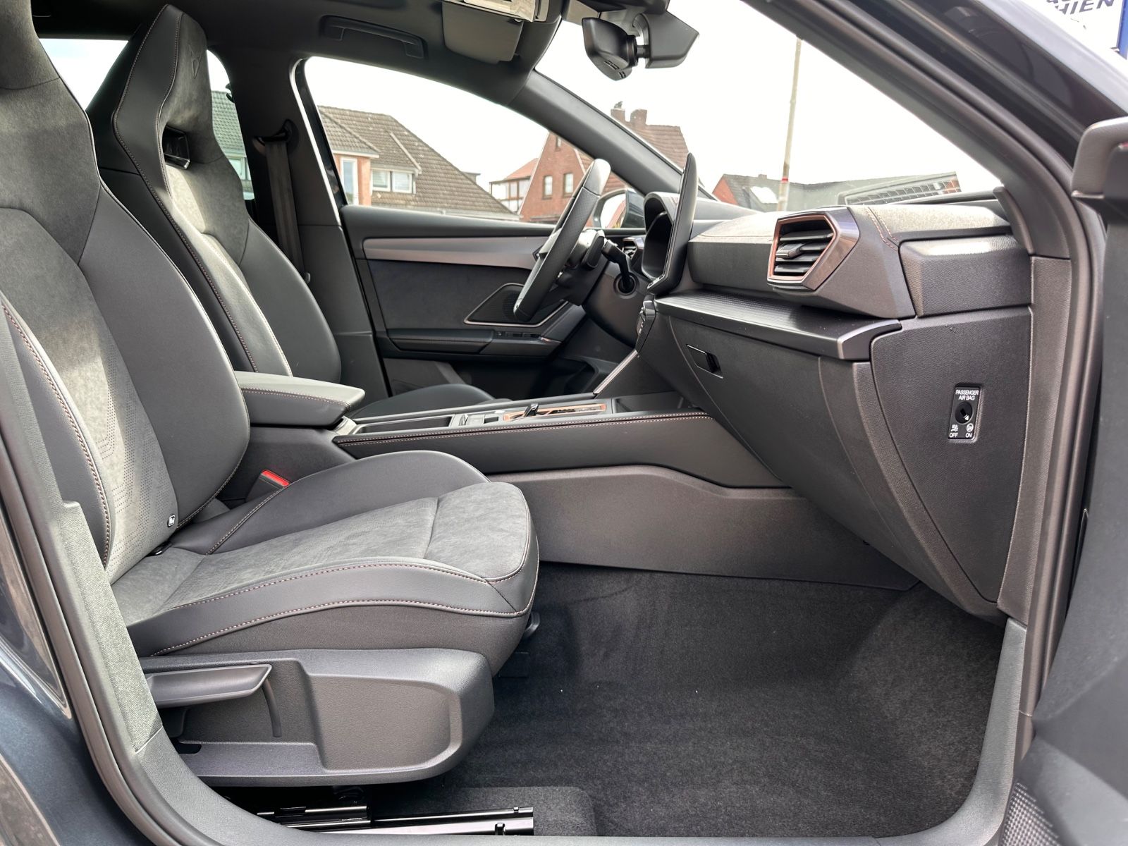 Fahrzeugabbildung CUPRA Leon VZ 2.0 TSI Pano/ACC/APP/LED/RFK/PDC/SHZG