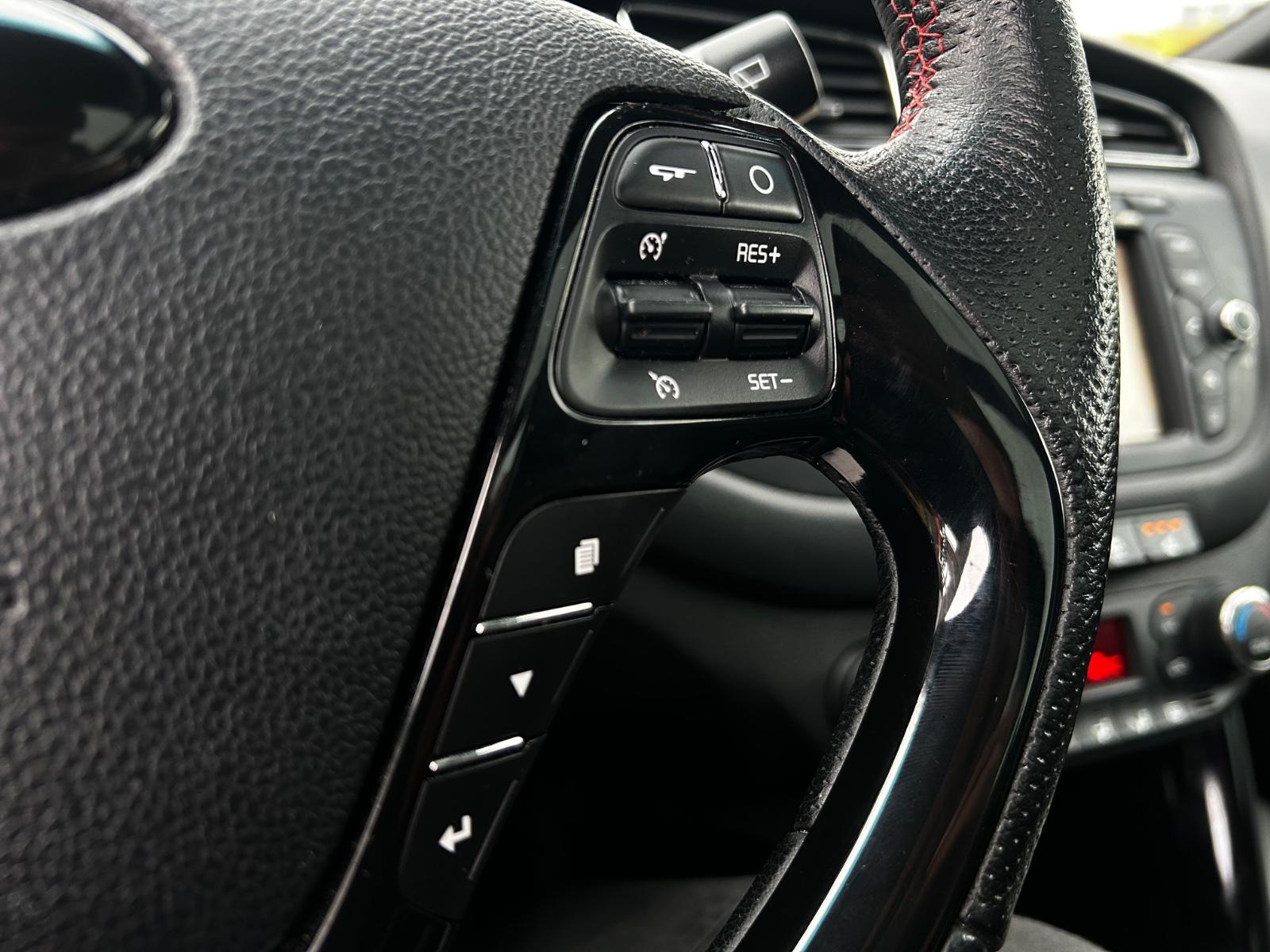 Kia Ceed 1.6 T-GDI GT-Track*PANO*KEYLESS*NAP*RFK*