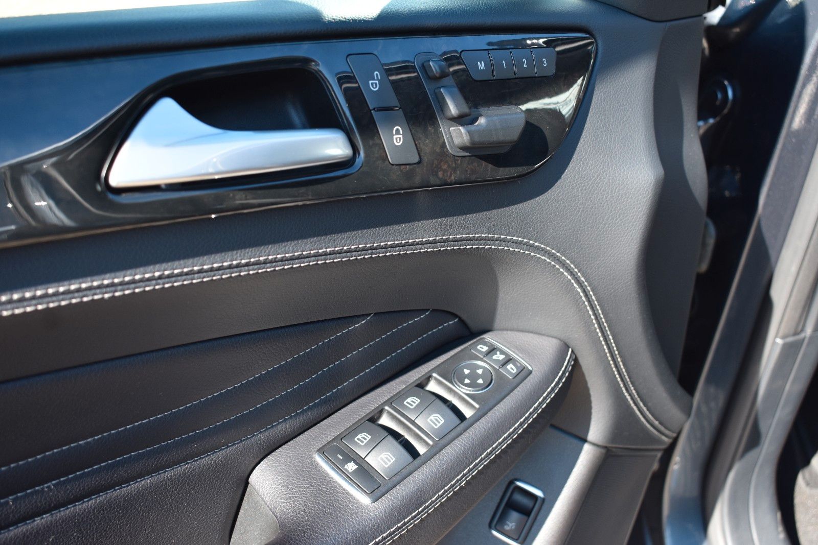 Fahrzeugabbildung Mercedes-Benz ML 350 CDI Display Fond H&K AHK Pano Softclose