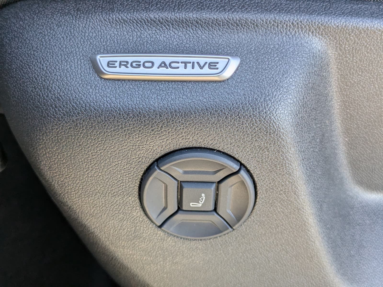 Fahrzeugabbildung Volkswagen Tiguan 2.0TDI R-Line 4M Pano Black Matrix AHK 20