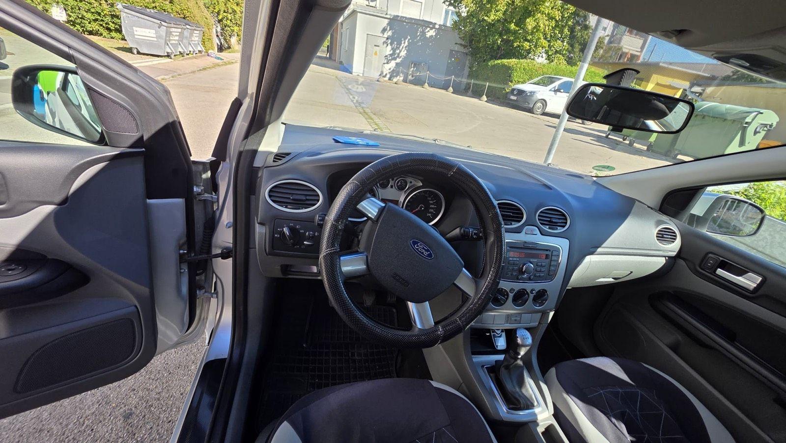 Ford Focus 2010 — photo 8