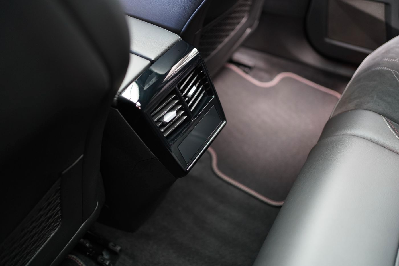 Fahrzeugabbildung DS Automobiles DS7 BlueHDi 130 EAT8 Performance Line+ Focal Nav