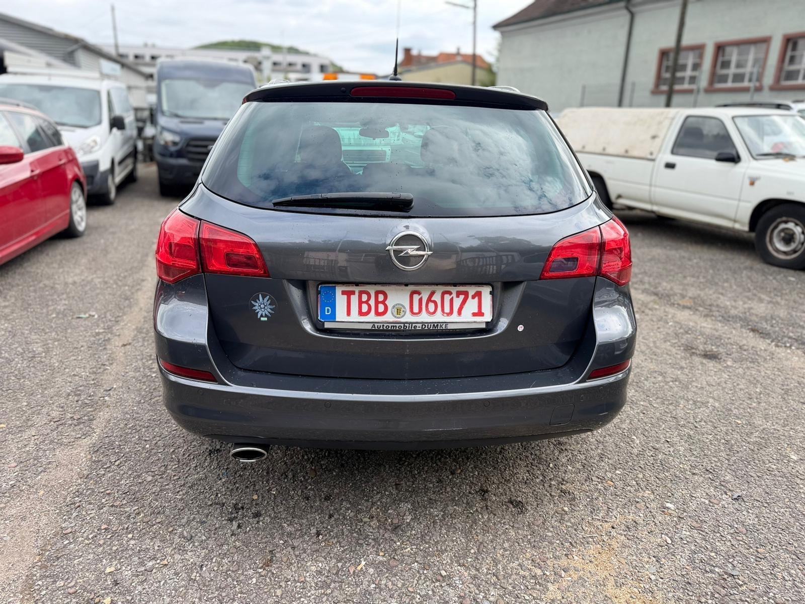 Opel Astra 2011 — interior