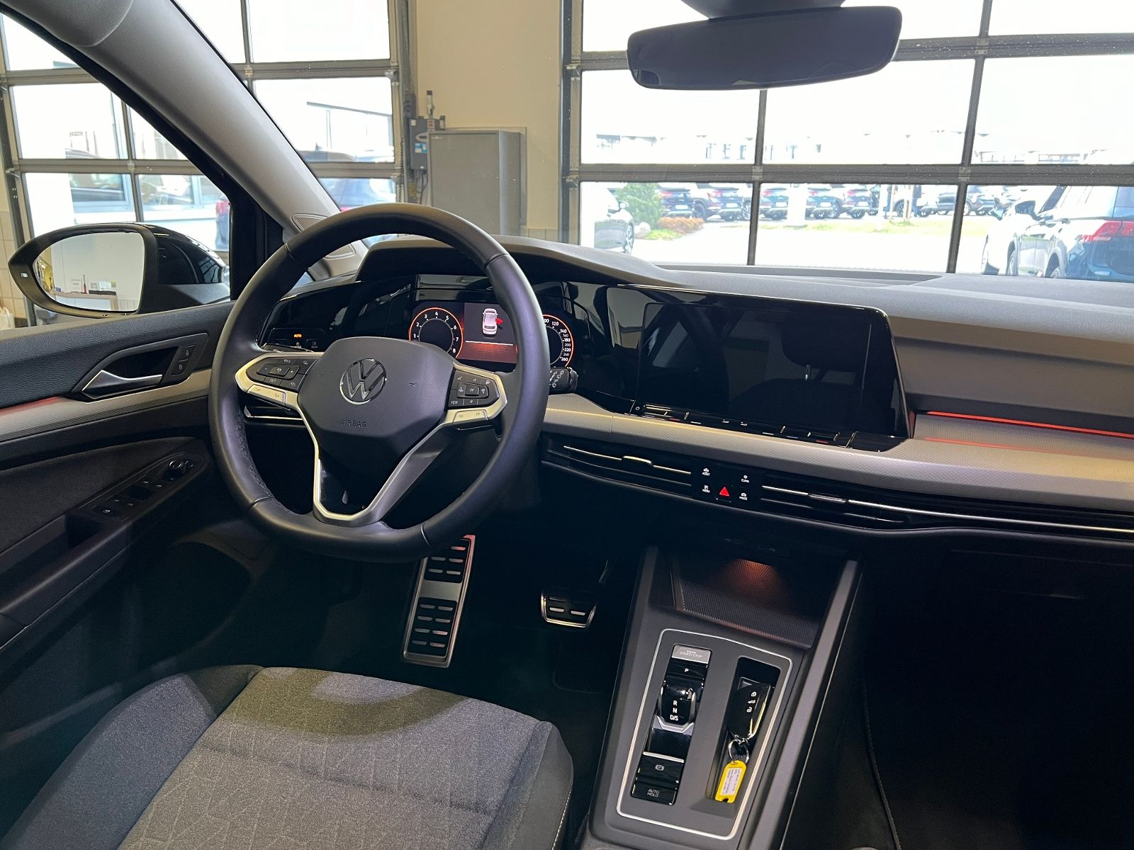 Fahrzeugabbildung Volkswagen Golf VIII MOVE 1.5 eTSI DSG *AHK, LED,Navi, 16'-