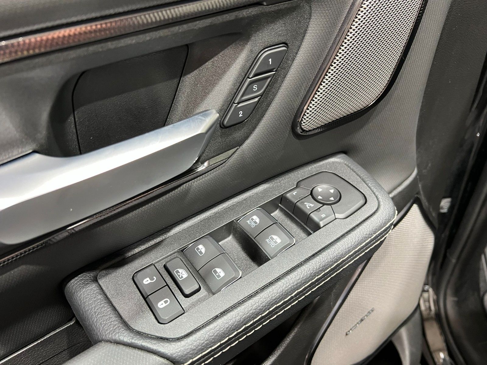 Fahrzeugabbildung Dodge RAM 1500 Sport Crew Cab Hemi V8 *Pro X15*