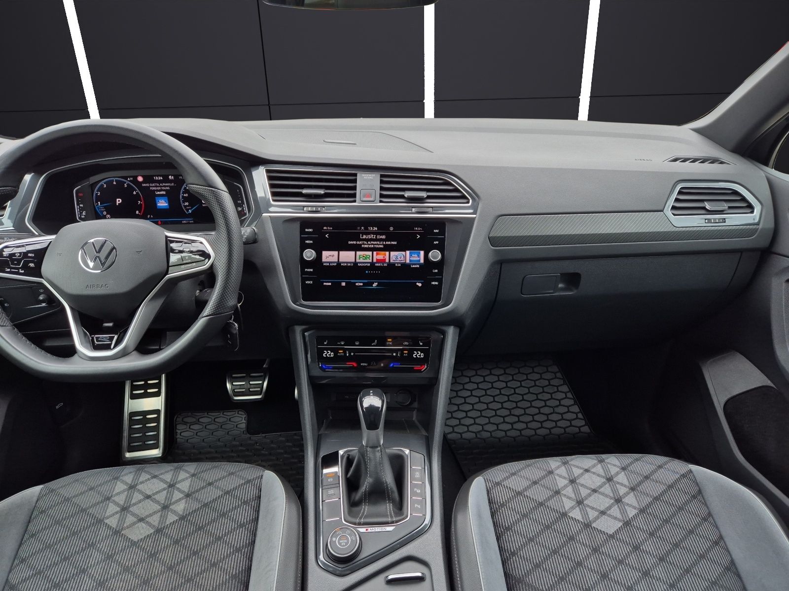 Fahrzeugabbildung Volkswagen Tiguan TSI R-Line 4M DSG Matrix AHK Navi ACC RFK