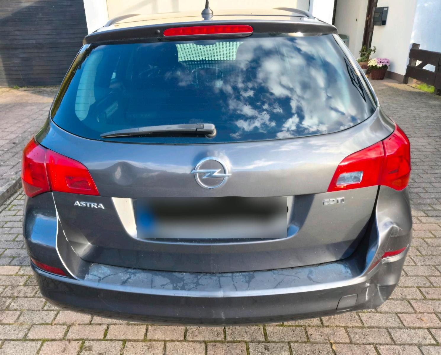 Opel Astra 2012 — engine 110 HP (81kW)