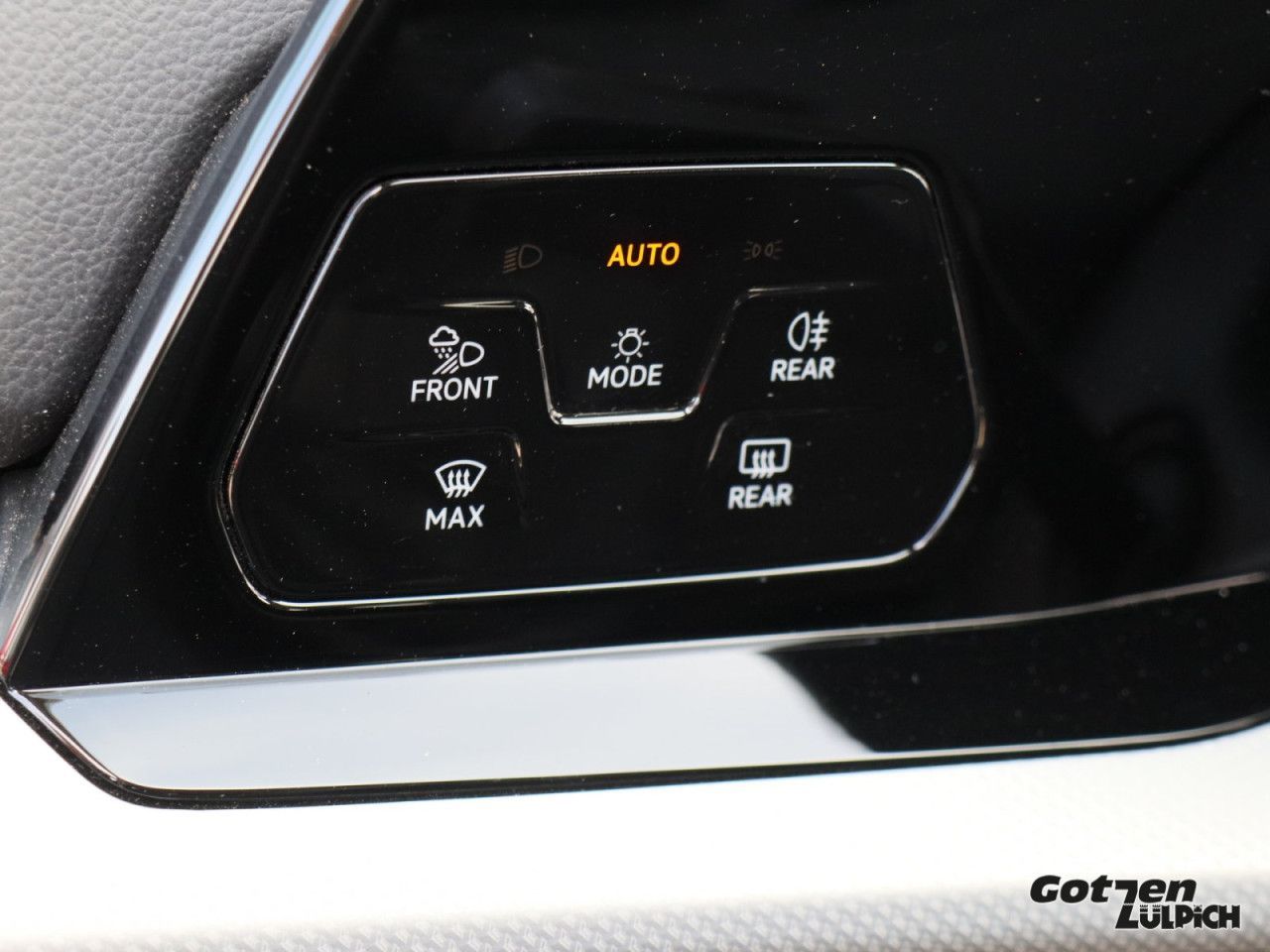 Fahrzeugabbildung Volkswagen Golf VIII 1.5 eTSI Move DSG Navi Bluetooth LED