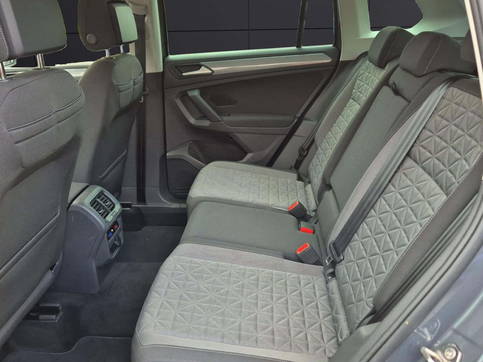 Fahrzeugabbildung Volkswagen Tiguan TSI Life LED AHK Navi Pano ACC Park-Assis