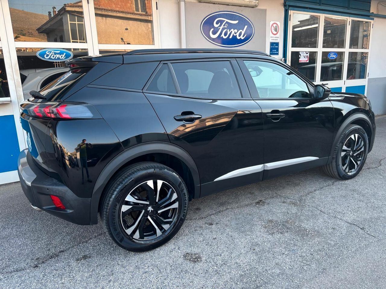 Peugeot 2008 BlueHDi 130 S&S EAT8 Allure imagem 3