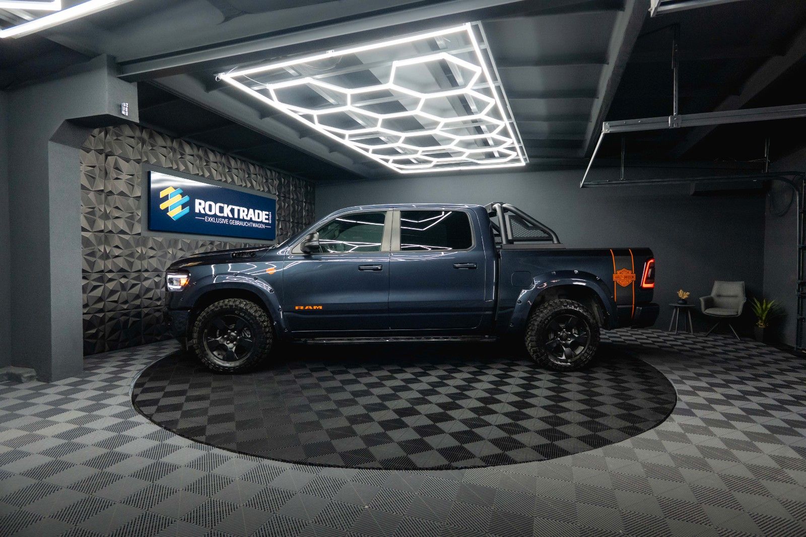 Fahrzeugabbildung Dodge RAM 5.7 V8 HEMI 4x4 OFFROAD Night HarleyDavidson