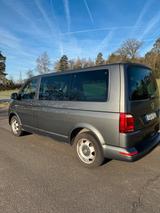 Volkswagen T6 Multivan mit AHK und Fahrradträger - graue Volkswagen T6 Multivan