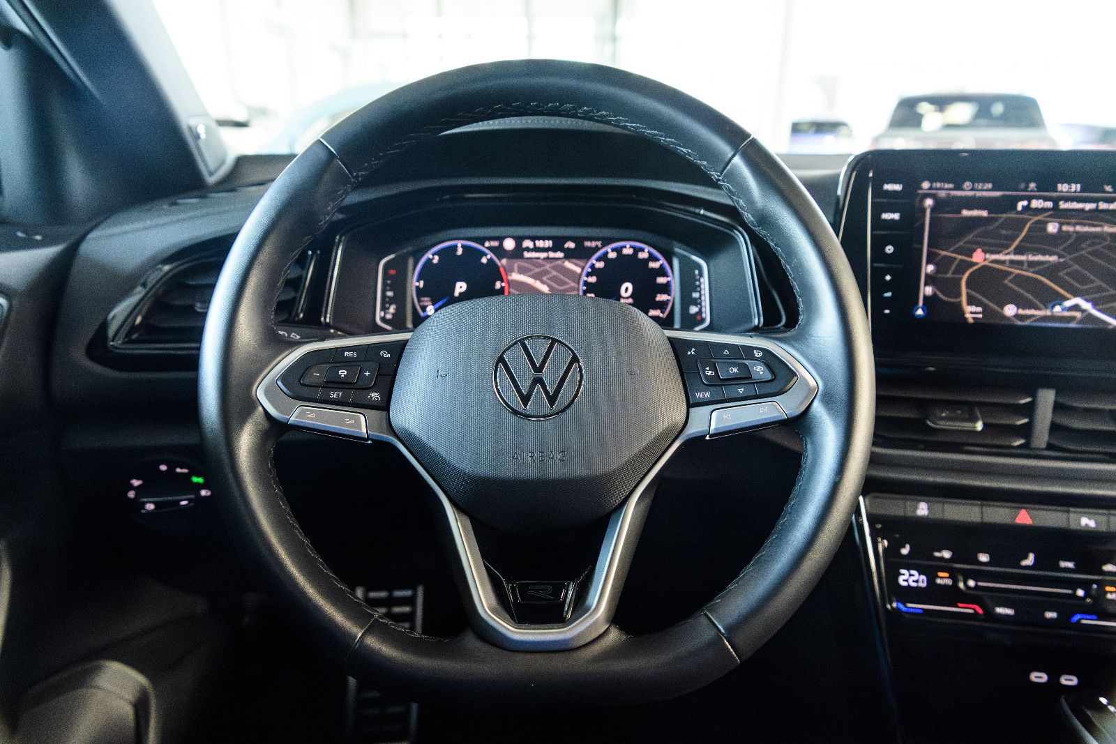 Fahrzeugabbildung Volkswagen T-Roc R-Line ALLRAD+LEDER*AHK*LED*NAVI*RFK*IQ