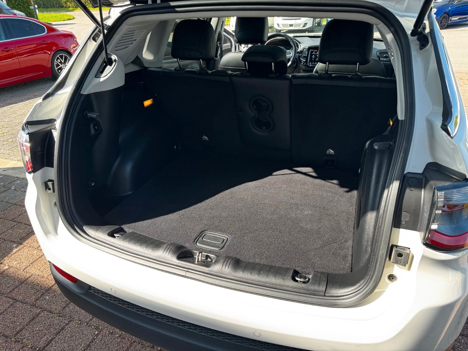 Fahrzeugabbildung Jeep COMPASS LIMITED 4X4 GLASDACH SITZKÜHLUNG DIESEL