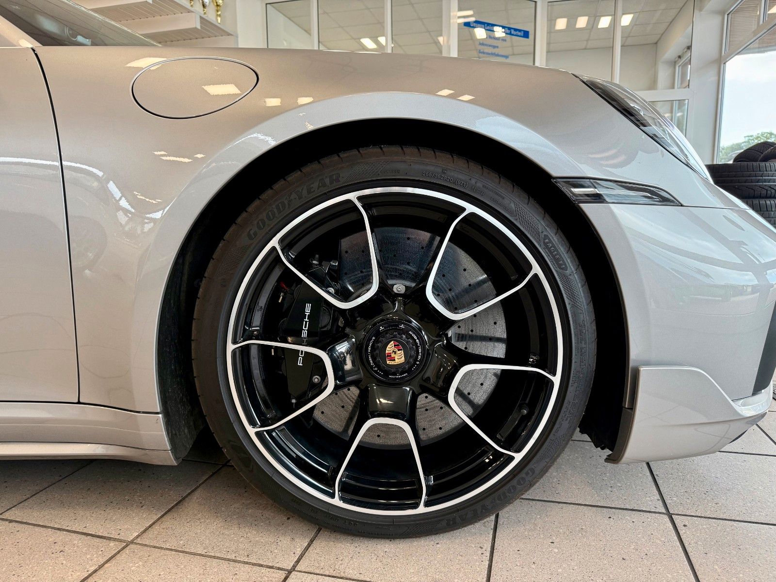 Fahrzeugabbildung Porsche 911 992 Turbo S LIFT/SportDesign/Glasdach/ACC