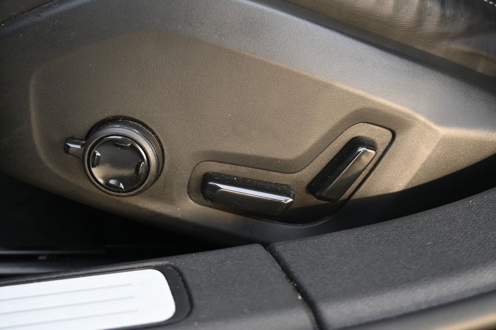 Fahrzeugabbildung Volvo V60 B4 Diesel CC Plus AWD*360°*PANO*H&K*