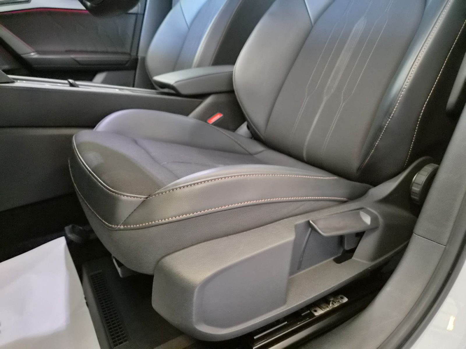 Fahrzeugabbildung CUPRA Leon Sportstourer / NAVI / KAMERA / T-LEDER
