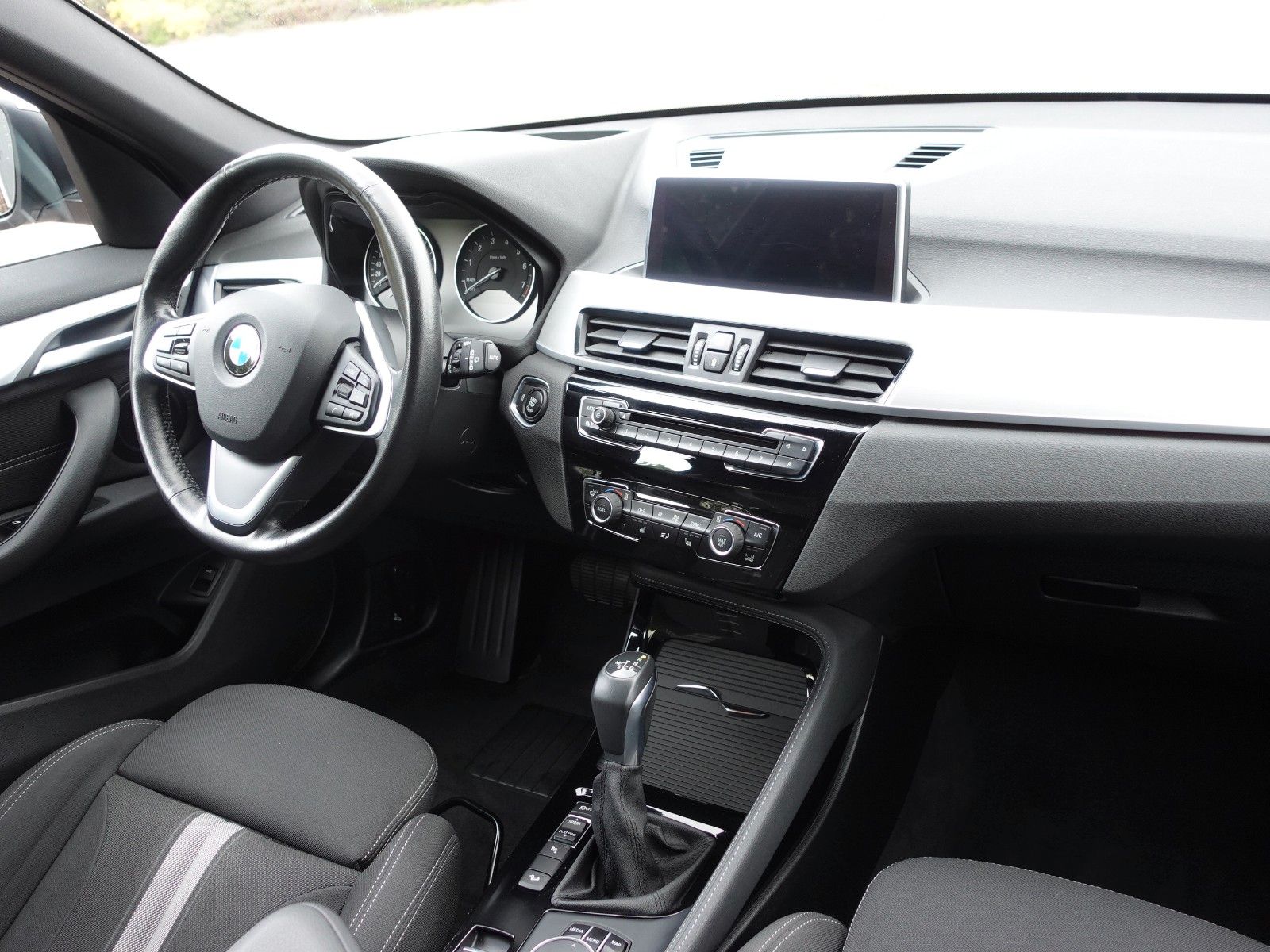 Fahrzeugabbildung BMW X1 xDrive20i A Sport Line