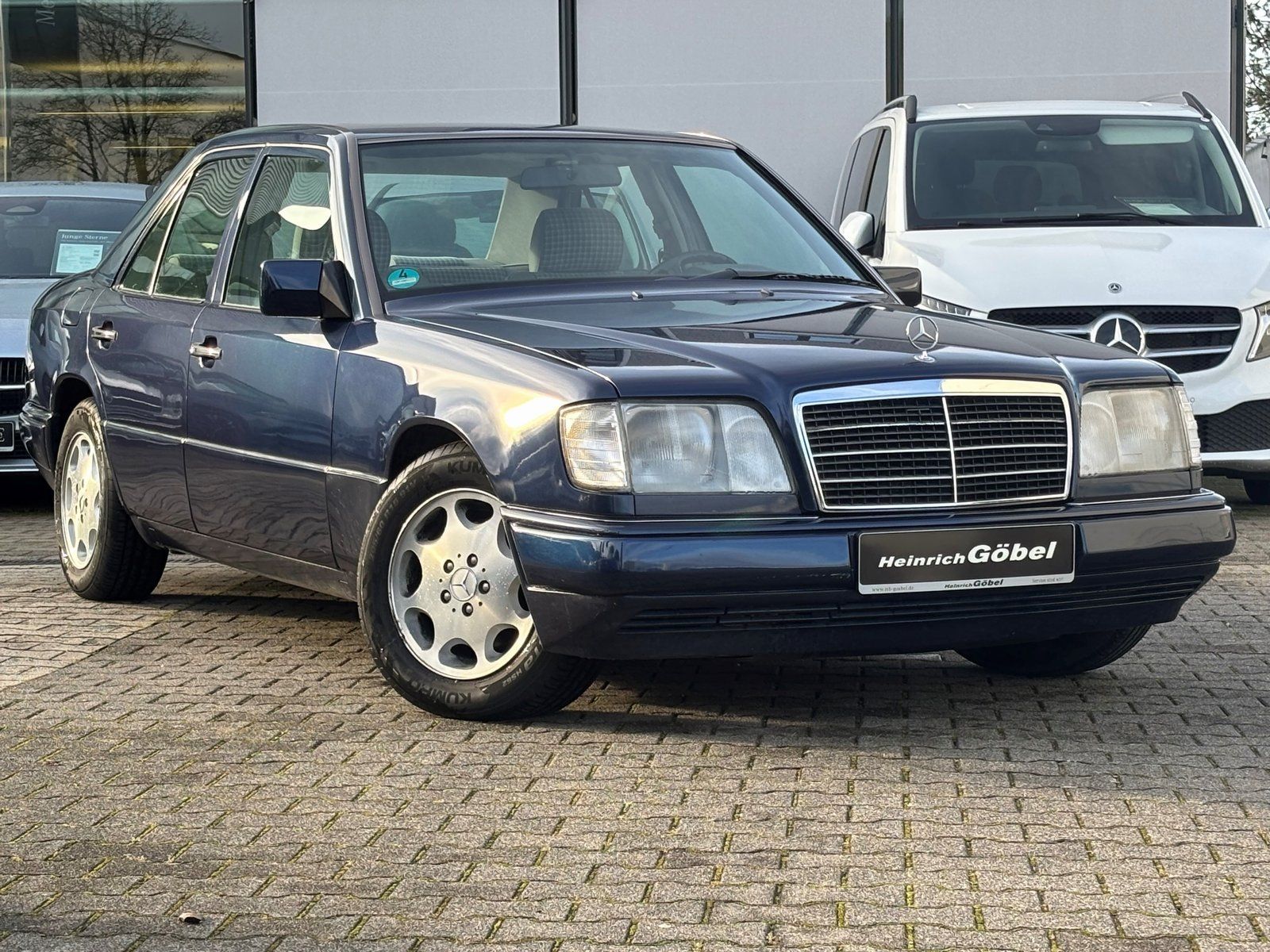 Fahrzeugabbildung Mercedes-Benz E 220 SCHIEBEDACH*KLIMA*SITZHEIZUNG*AUTOMATIK