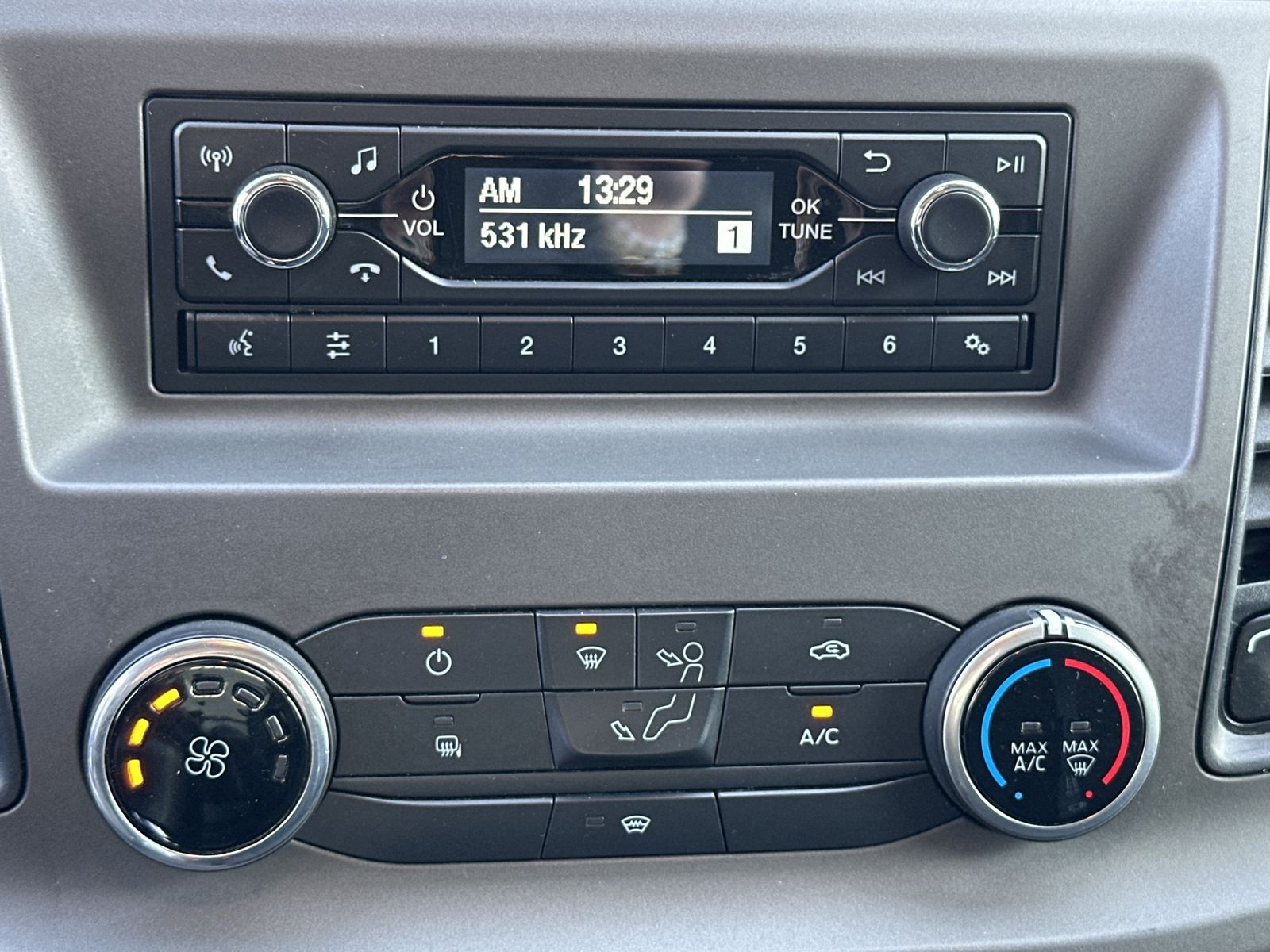 Fahrzeugabbildung Ford Transit 350 L2 Einzelkabine AHK+SICHT-PAKET1+DAB