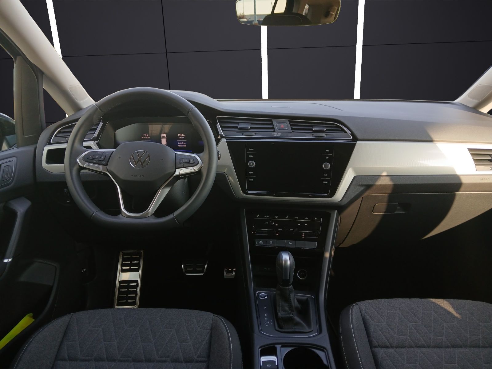 Fahrzeugabbildung Volkswagen Touran TSI Move DSG 7-Si Navi AID ACC PDC SH LM