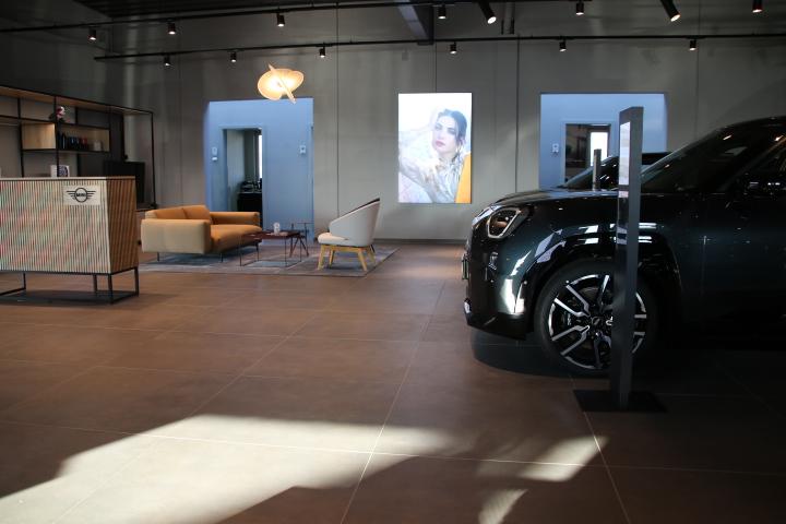 showroom-image-top