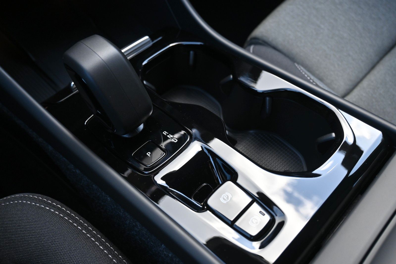 Fahrzeugabbildung Volvo XC40 B3 DKG Plus Dark*Pixel*FSHZG*360°*ACC*AHK