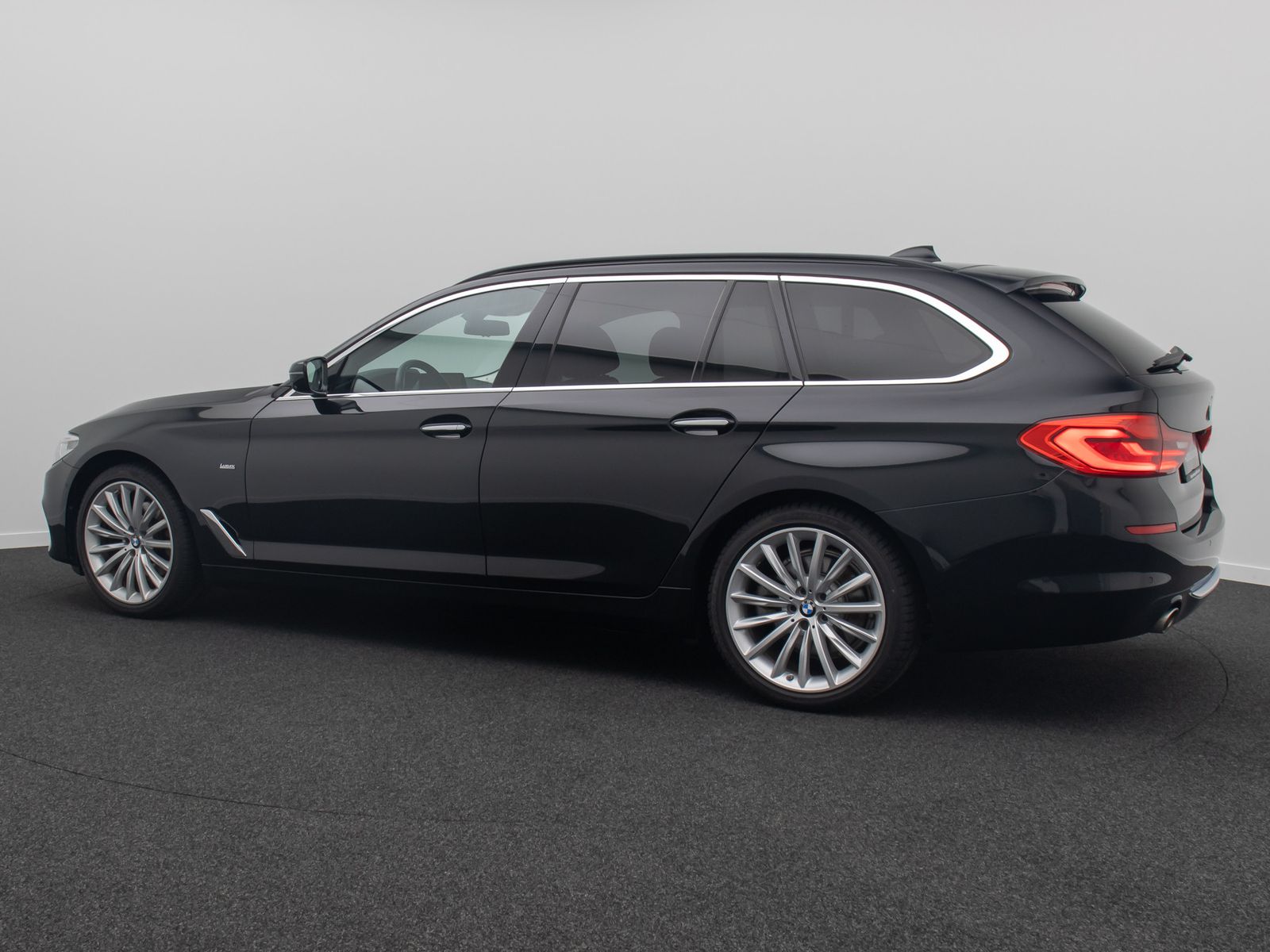 Fahrzeugabbildung BMW 520d Luxury Line Panorama HUD DAB DispKey 19Zoll