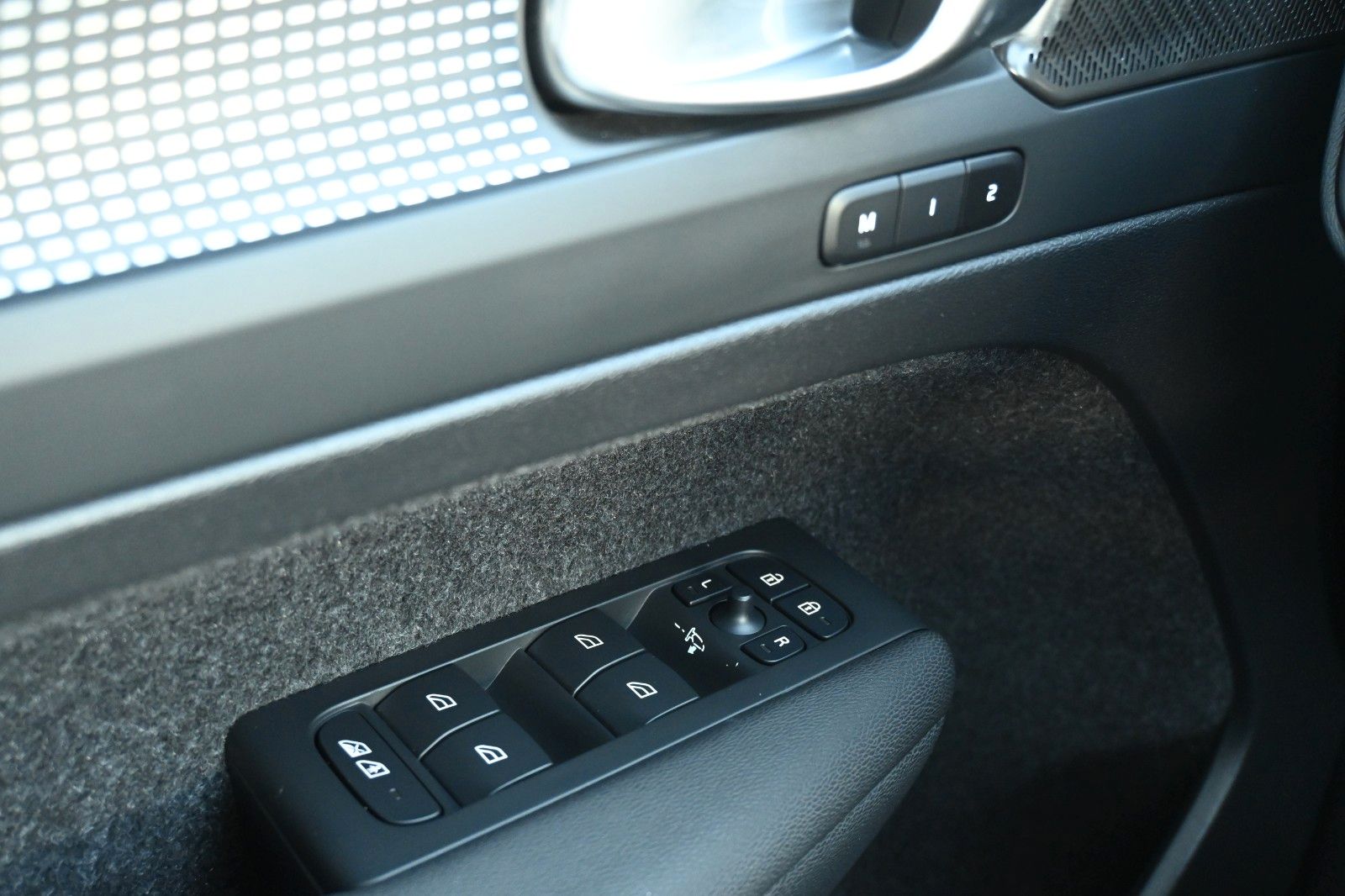 Fahrzeugabbildung Volvo XC40 B4 DSG Ultra Dark*PANO*RFK*ACC*AHK