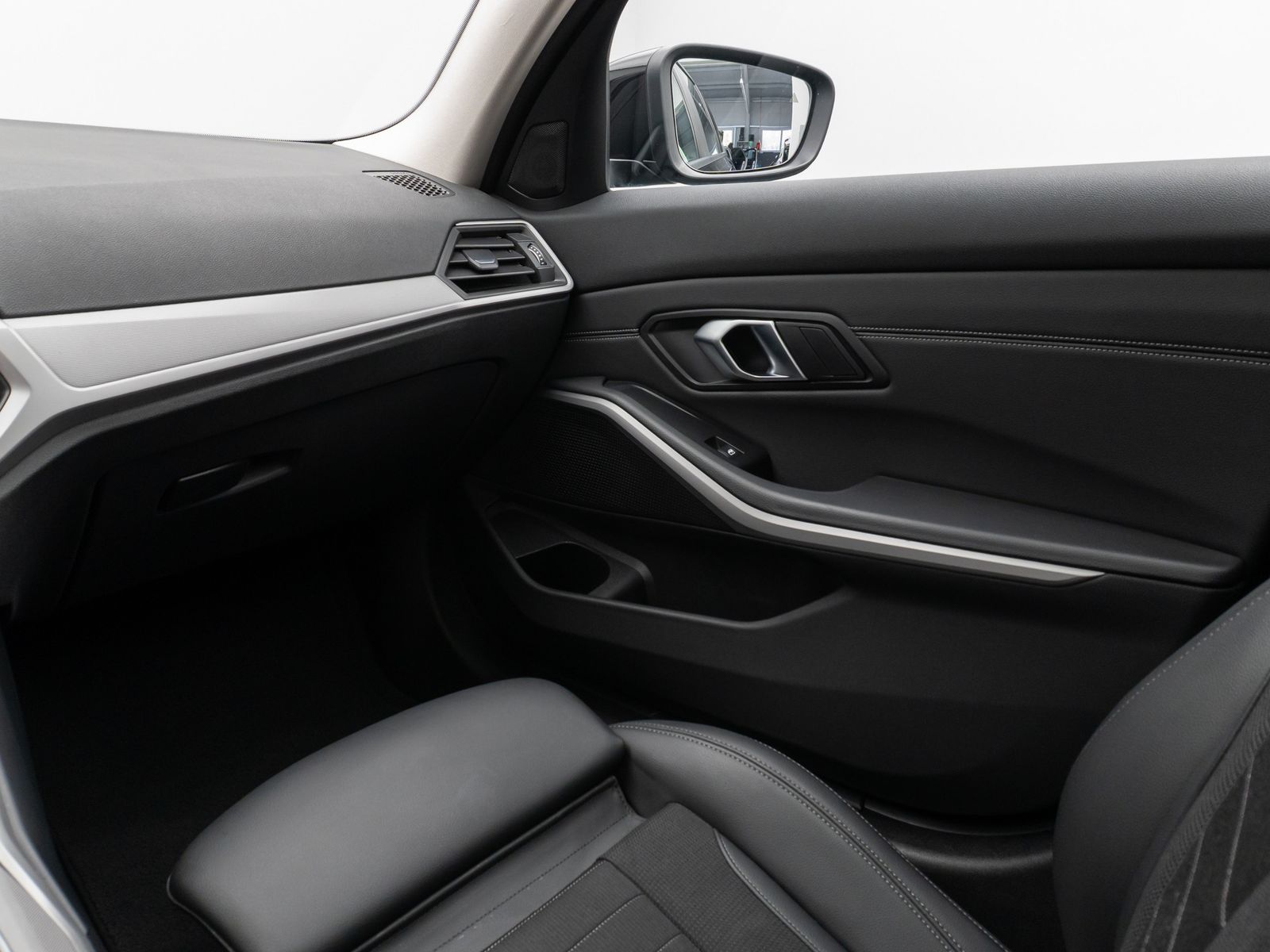 Fahrzeugabbildung BMW 320d Panorama DAB HiFi Lenkrhzg PDC AHK Alarm