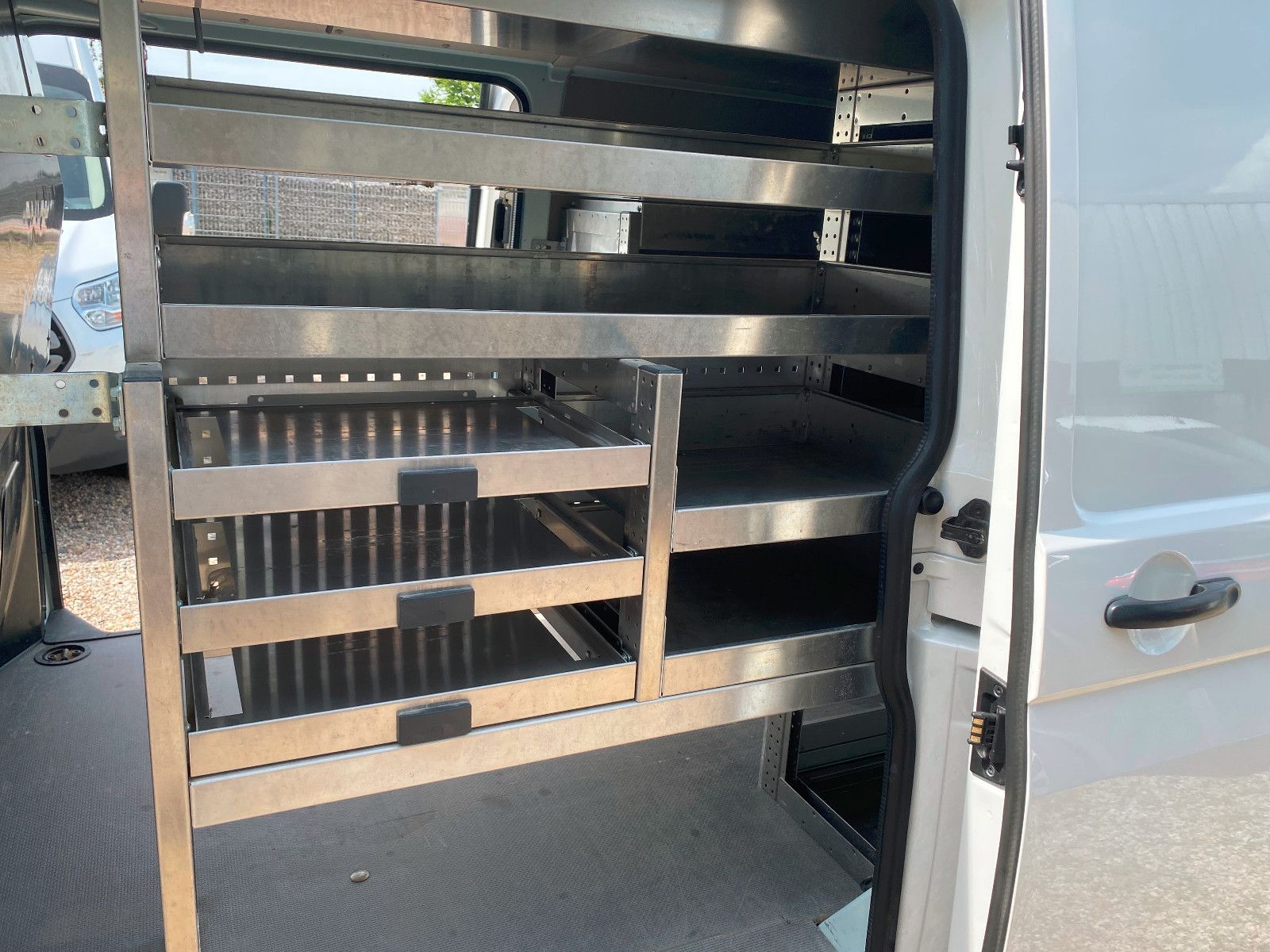 Fahrzeugabbildung Volkswagen T6TransporterKasten lang,AHK,REGALE,StH,67781Km