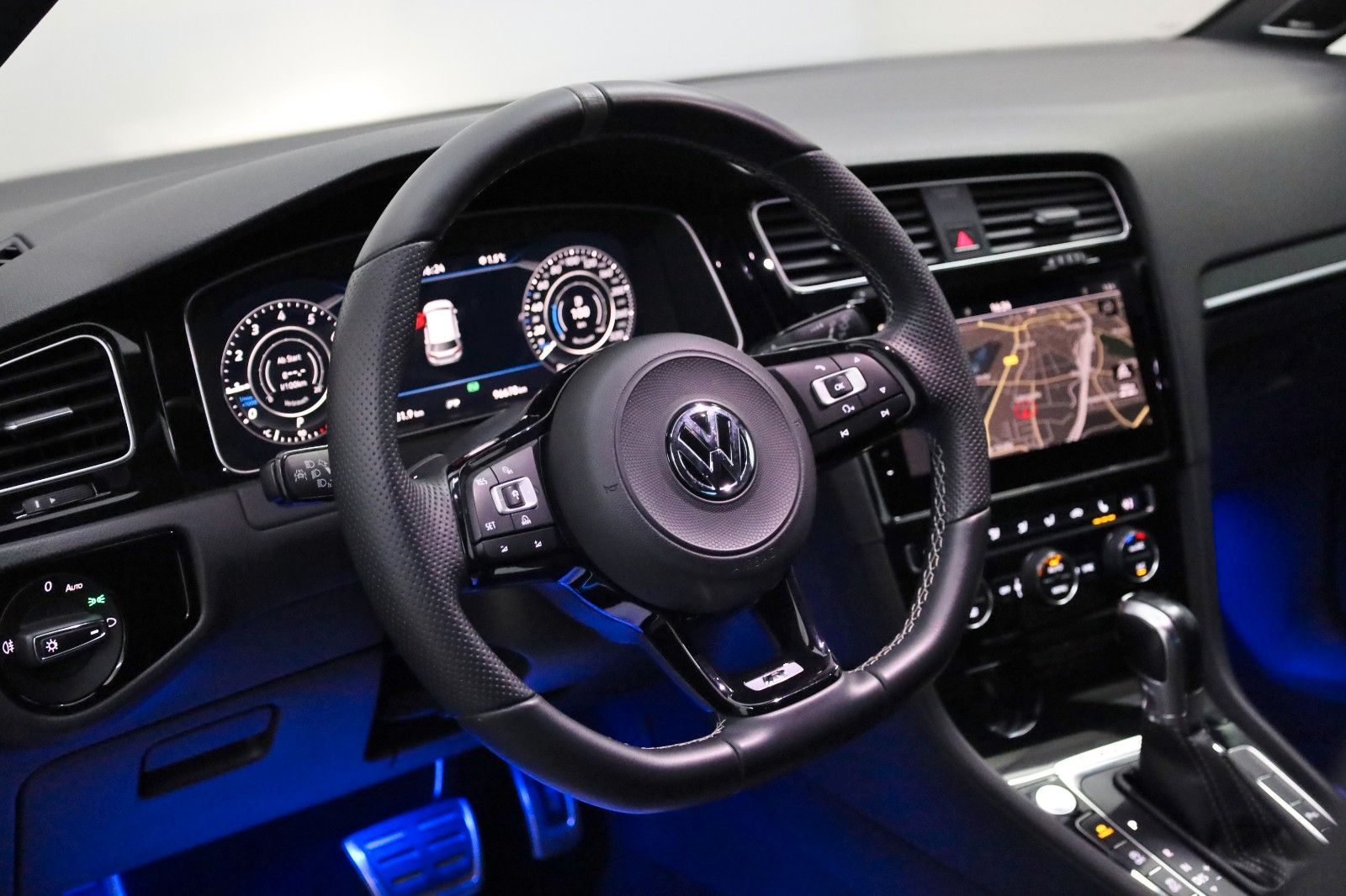 Fahrzeugabbildung Volkswagen Golf VII R, 4M,DSG,Perform,Leder,Navi, Akrapovič