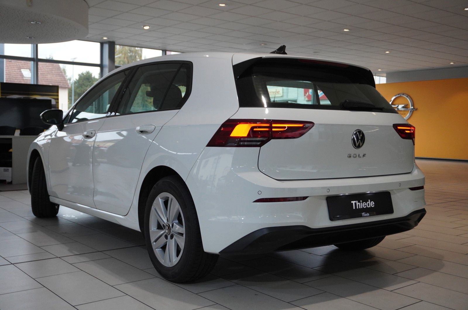 Fahrzeugabbildung Volkswagen Golf VIII Lim. 2.0 TDI LIFE NAVI/LED/VIRT./DAB+