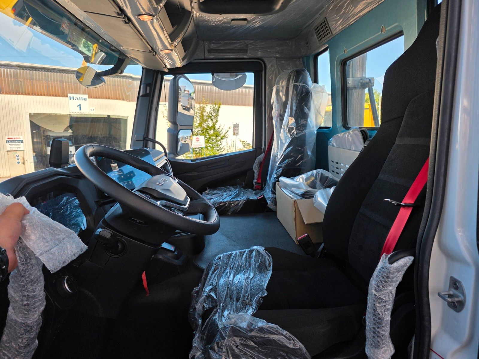 Fahrzeugabbildung Iveco X-Way AD320X46BZ OFF 8x4 Hiab ULT26S53-W-ITF Alu