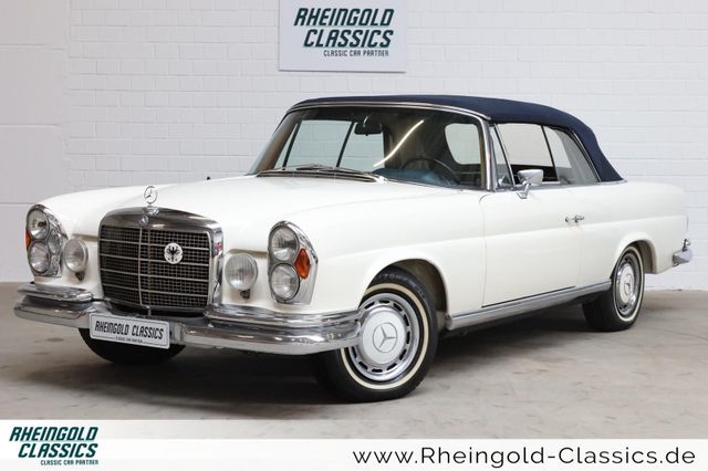 Mercedes-Benz 280 SE weiß (050), blaues Verdeck, blaues Leder