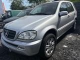 Mercedes-Benz ML 270 CDI Final Edition - silberne Mercedes-Benz ML 270