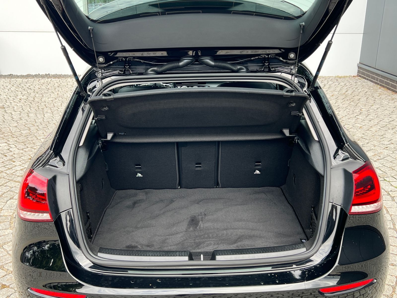 Fahrzeugabbildung Mercedes-Benz A 180 Progressive *LED, Kamera, 17'-LM-GJ*