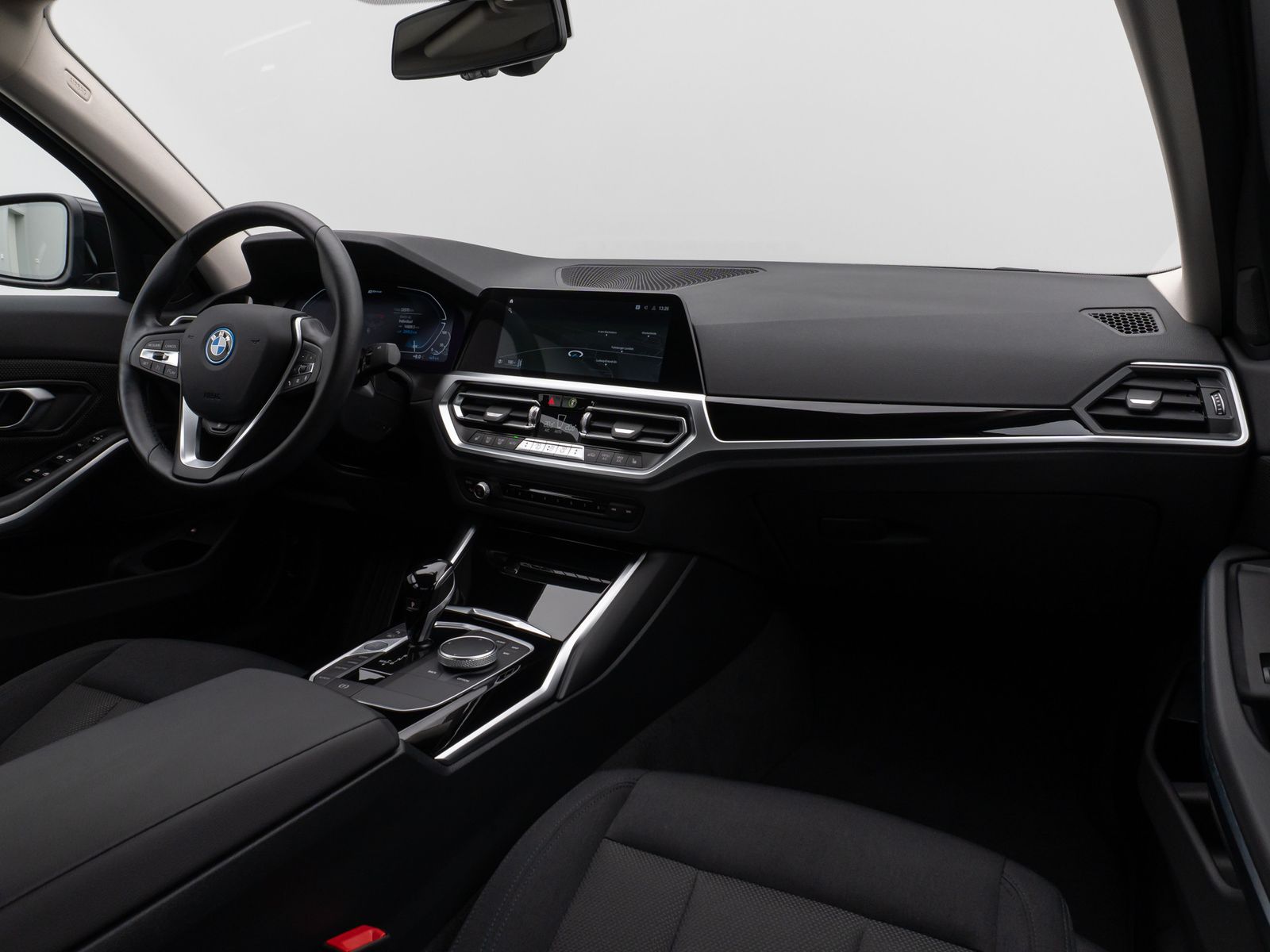 Fahrzeugabbildung BMW 320e Kamera DAB HiFi Lenkradheizung Alarm Parkas