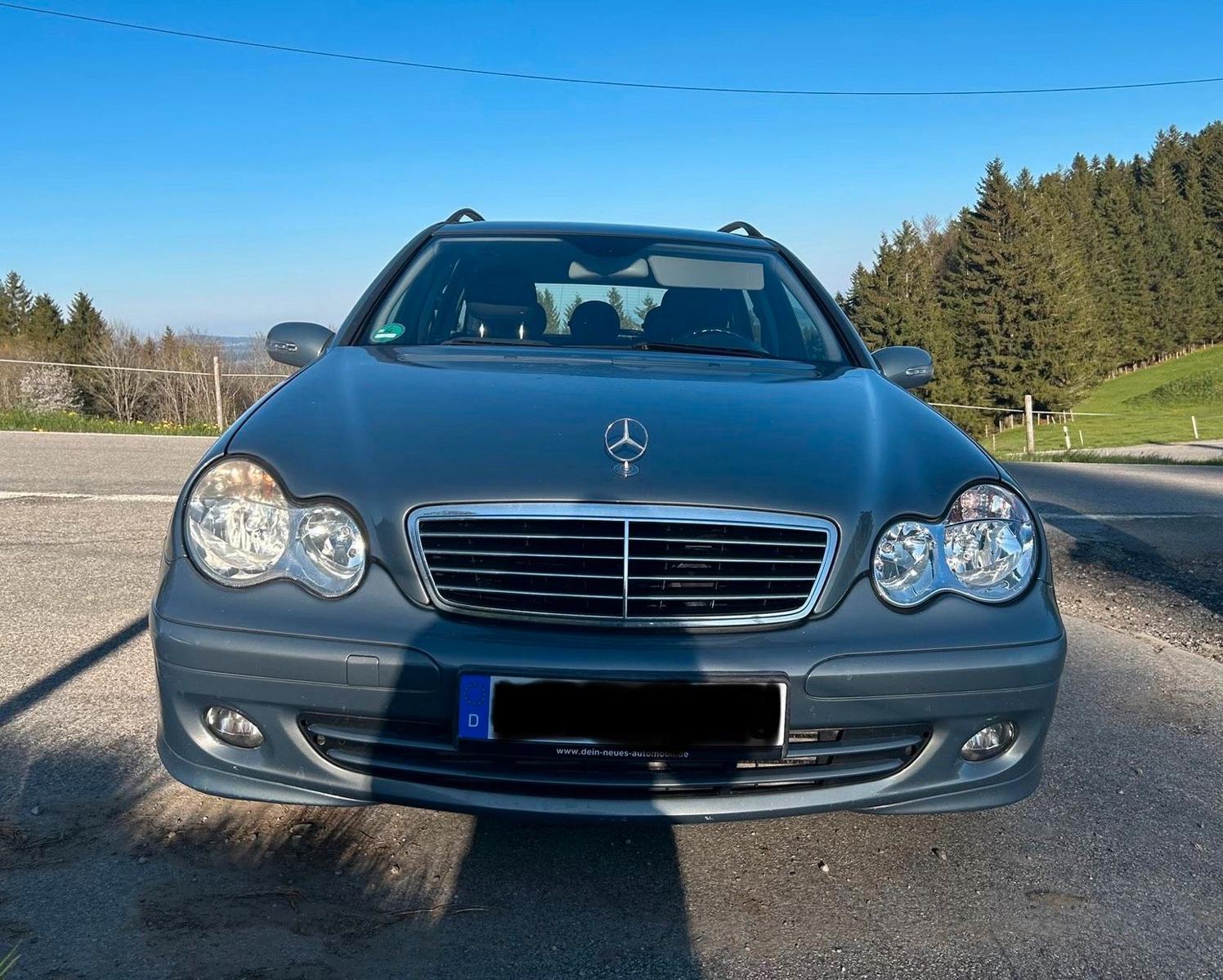 Mercedes-Benz C220 2005 — салон