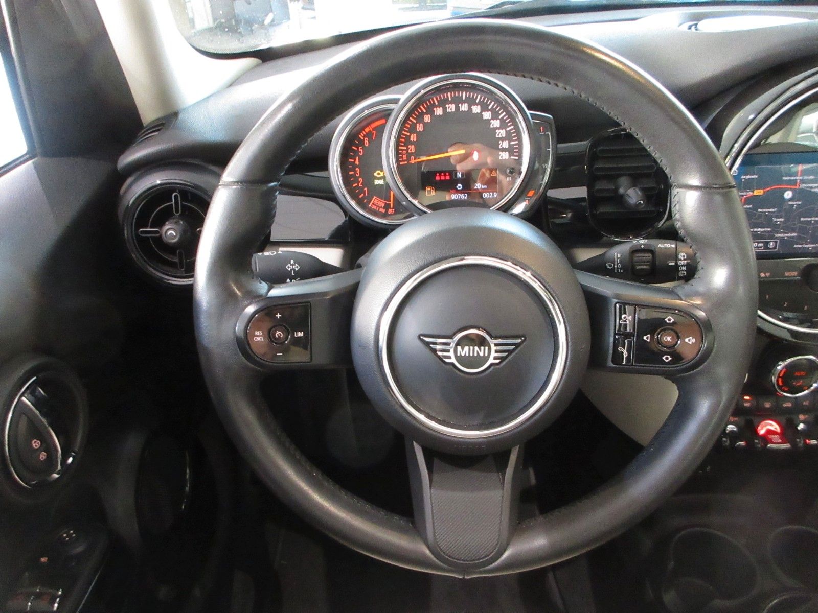 Fahrzeugabbildung MINI Mini Cooper Classic Trim LED/NAVI/SHZ/PANO/LEDER