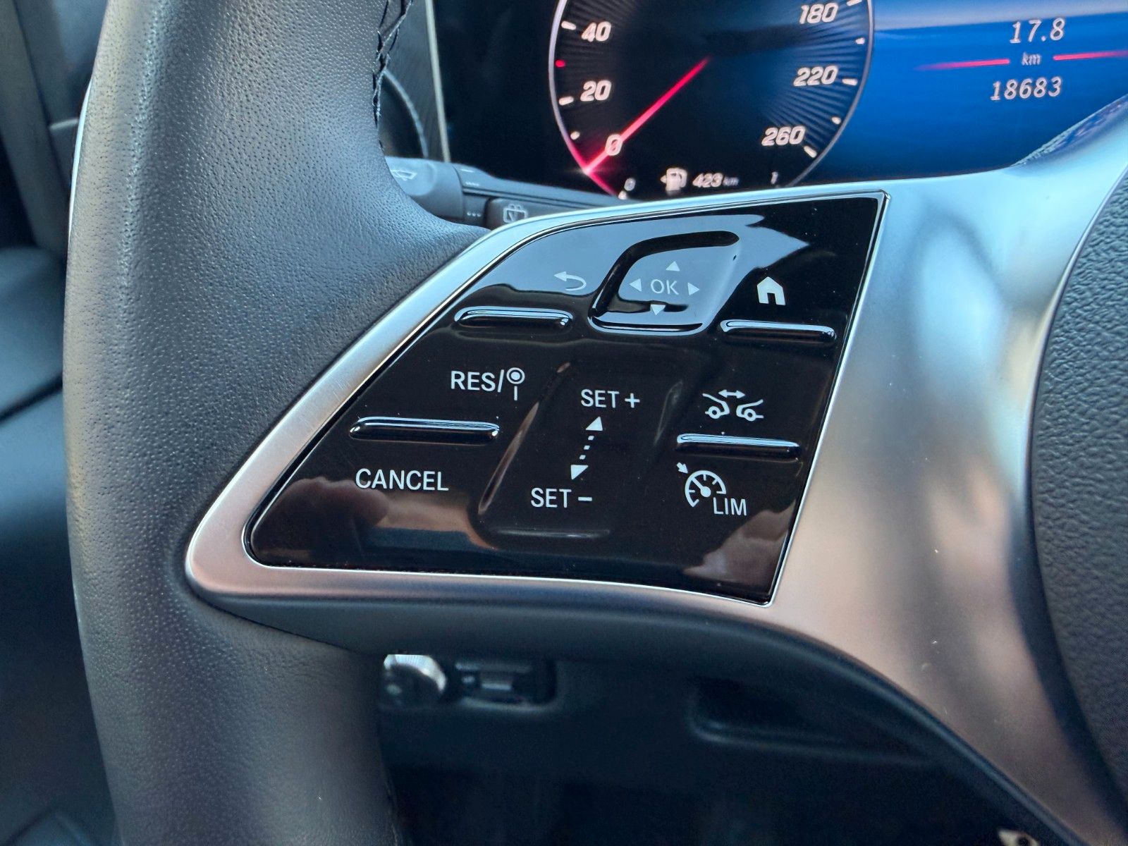 Fahrzeugabbildung Mercedes-Benz V 220 d STYLE AHK2,5to MULTIBEAM 360 DISTRONIC