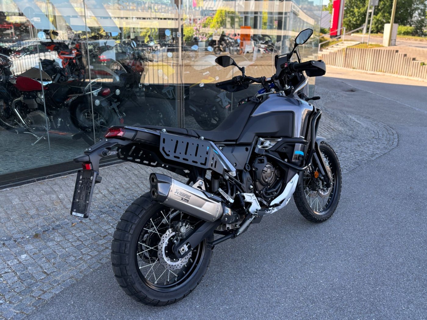Fahrzeugabbildung Yamaha XTZ 700 Tenere World Raid Modell 2024 Akrapovic