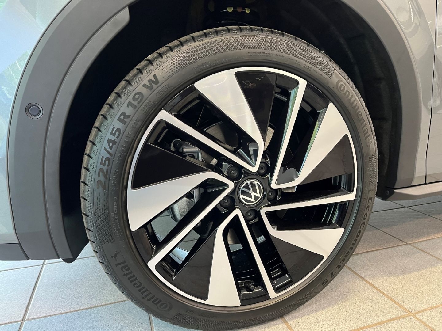 Fahrzeugabbildung Volkswagen T-Roc Style 1.5 eTSI DSG HUD AHK-el. klappb. Nav