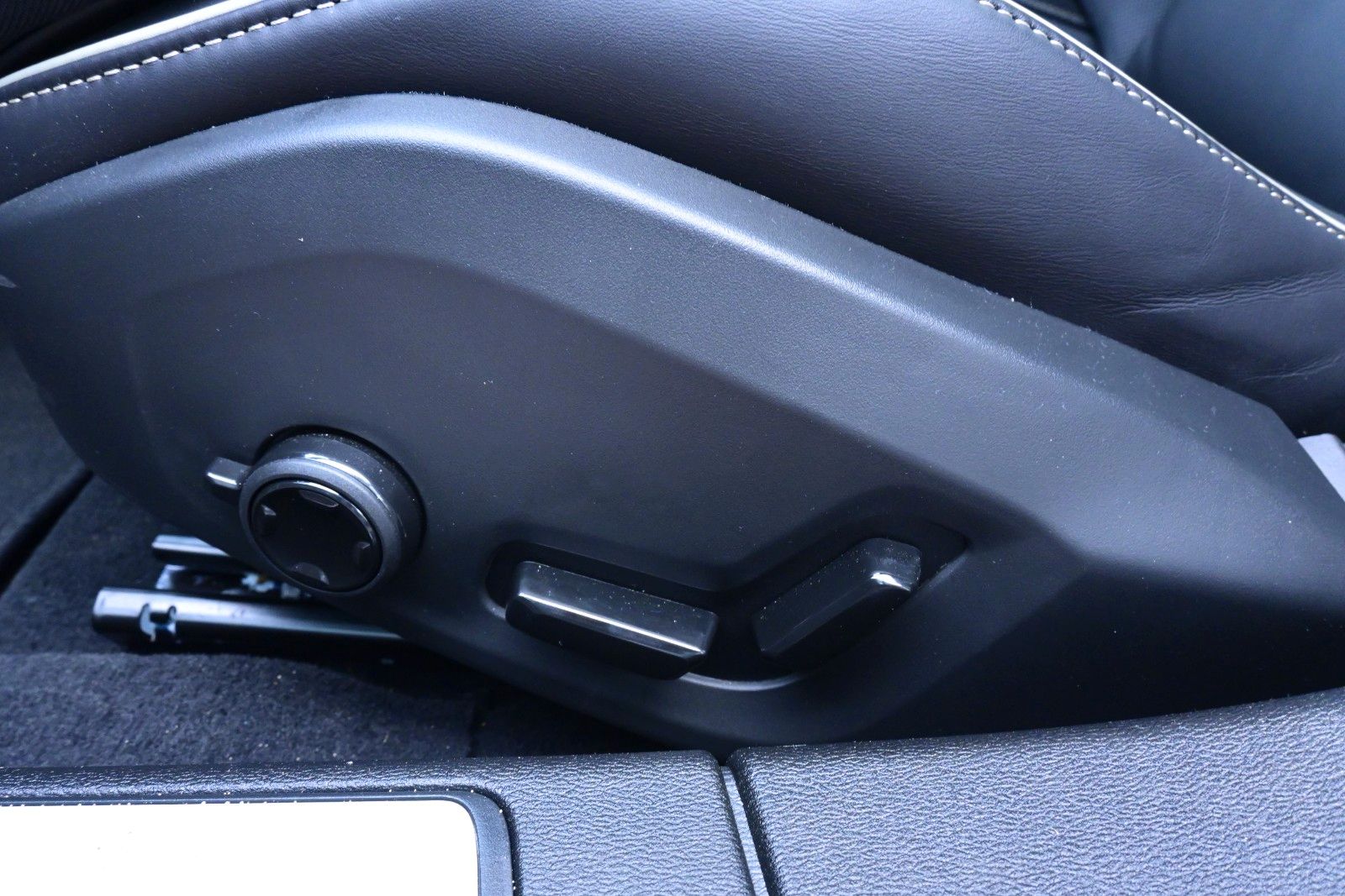 Fahrzeugabbildung Volvo V60 B4 D Auto Plus Dark*RFK*STDHZG*PANO*ACC