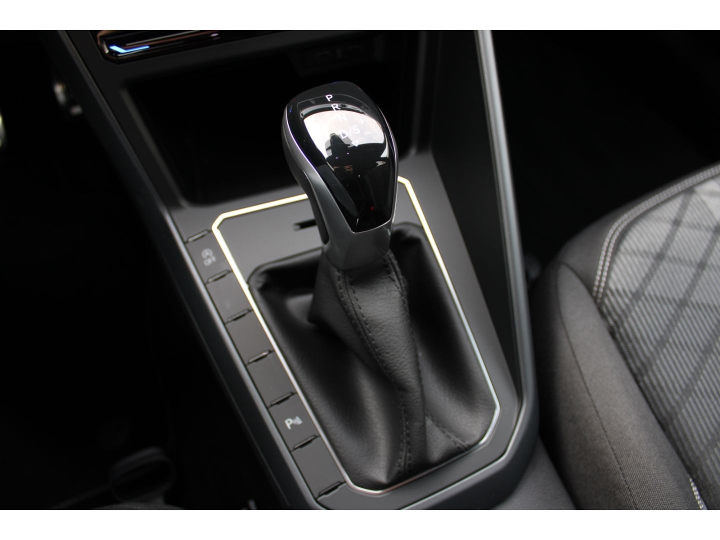 Fahrzeugabbildung Volkswagen Taigo 1.0 TSI R-Line LED ACCSHZ OPF Sportpaket N