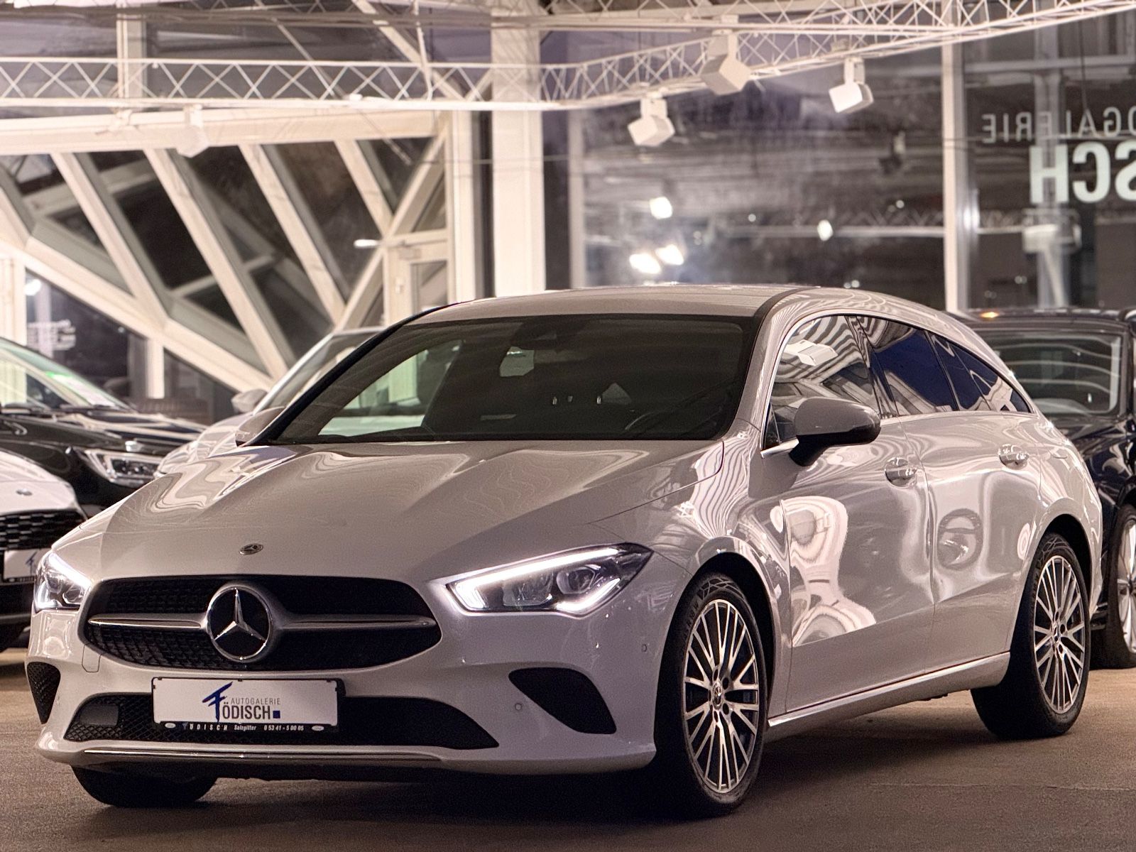 MERCEDES-BENZ CLA 200 Shooting Brake