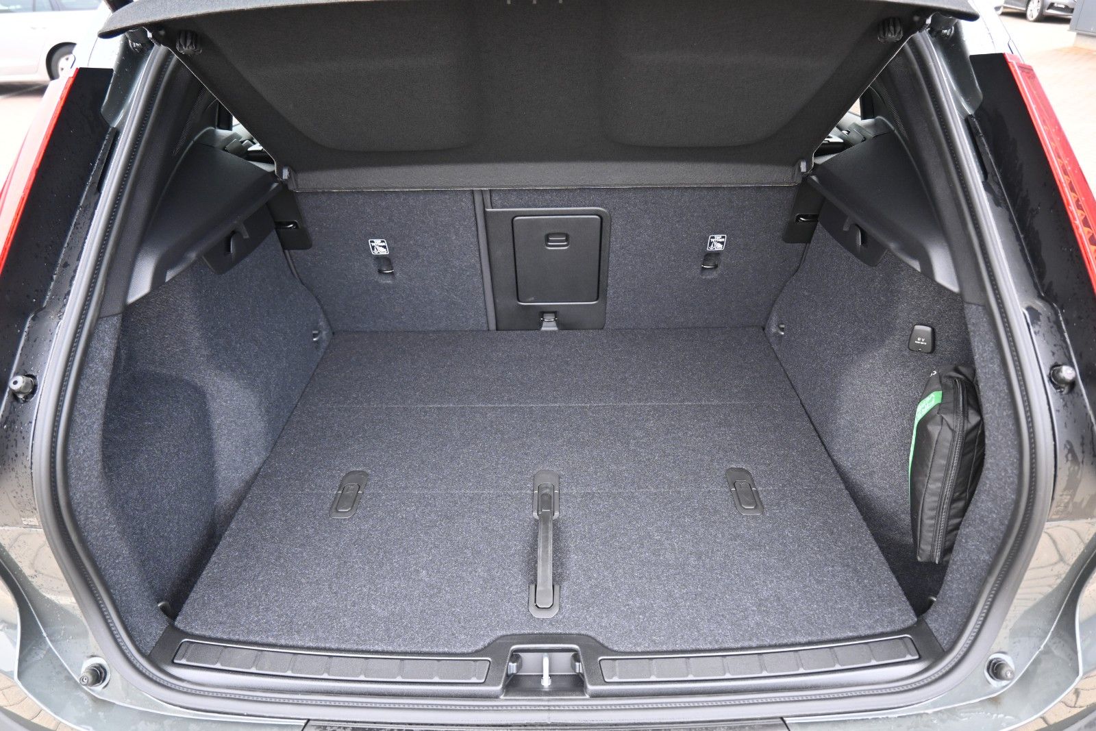Fahrzeugabbildung Volvo XC40 B3 DKG Plus Dark*STDHZG*360°*H&K*ACC