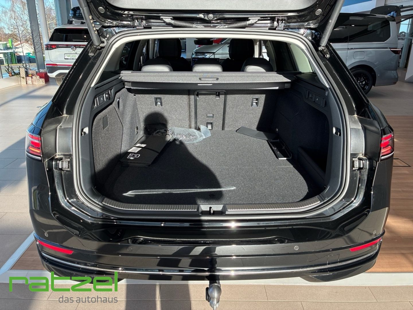 Fahrzeugabbildung Volkswagen Passat ELEGANCE eHybrid PANO+NAVI+LED+8-fach